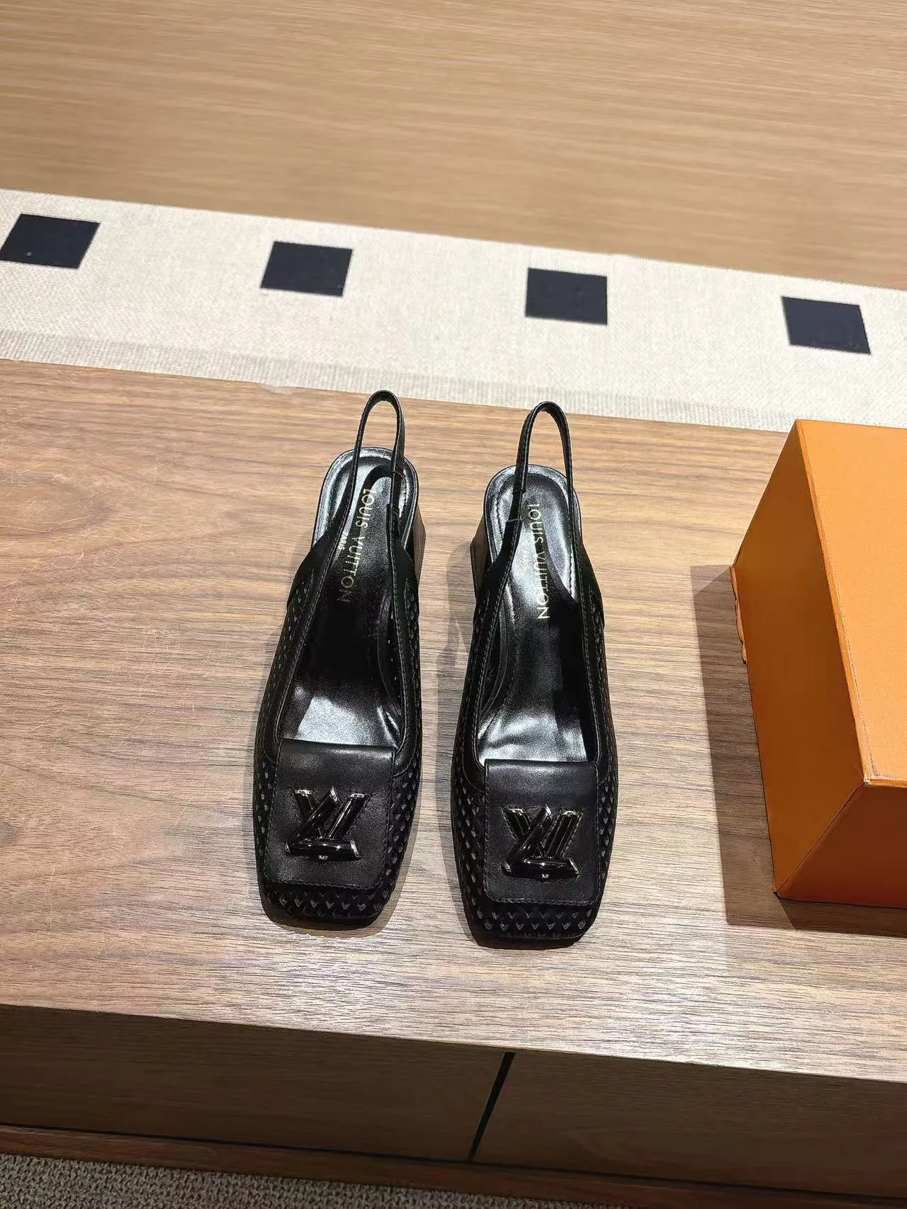 👟👟Ex-factory price 600👟👟 LV Louis Vuitton 25ss top version. Features the latest SHAKE hollow slingback sandals. Hard goods are new. Purchasing level! Full of high-end sense! A popular one among domestic and foreign bloggers. It is retro and fashionable and looks great on the feet! The main model on the official website. Upper: original customized cowhide surface. Lining: imported goatskin lining. ·Outsole: original Italian leather outsole ■Height: 3.5cm5.5cm ·Shoe size: 35-40 (41, 42 customizations are not returnable)